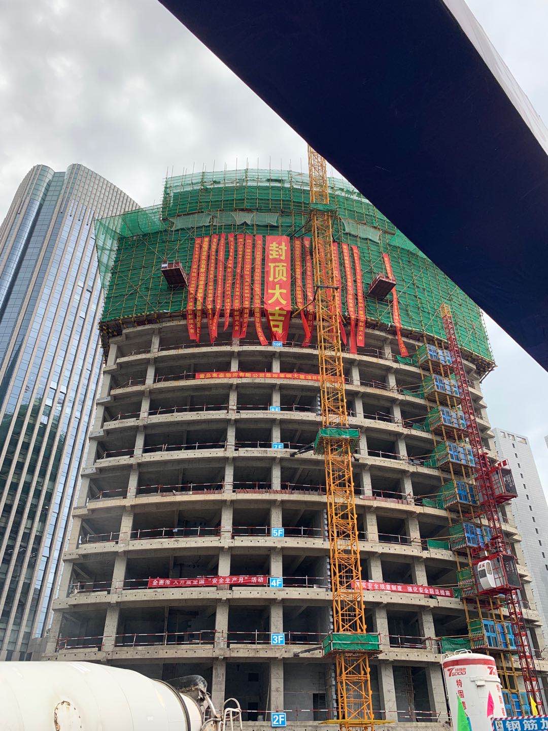 中建聯(lián)合|萊鋼大廈萊鋼綜合商務(wù)寫字樓項目順利封頂！(圖1)