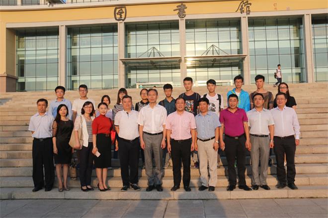 集團(tuán)捐資100萬(wàn)元人民幣在中國(guó)海洋大學(xué)設(shè)立德才獎(jiǎng)學(xué)基金(圖5)