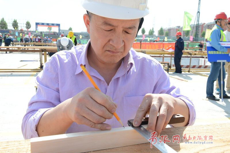 比速度拼質(zhì)量！青島農(nóng)民工建筑技能大比拼(圖1)