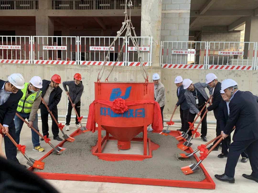 傾心匠筑，未來(lái)可期|德才創(chuàng)新中心辦公樓喜封金頂(圖3)