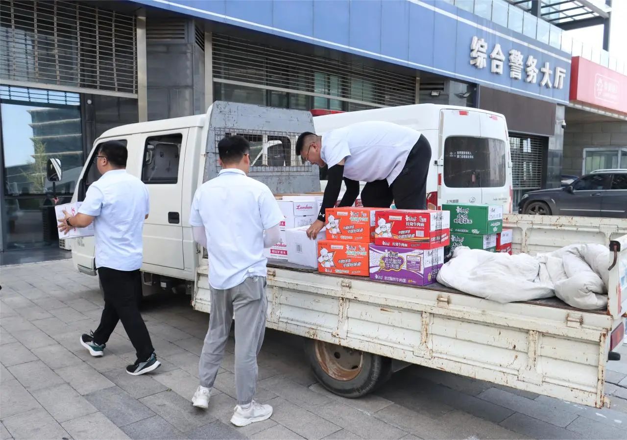 致敬一線 | 青島中建聯(lián)合集團(tuán)有限公司工會(huì)為交警同志“送清涼”(圖2)